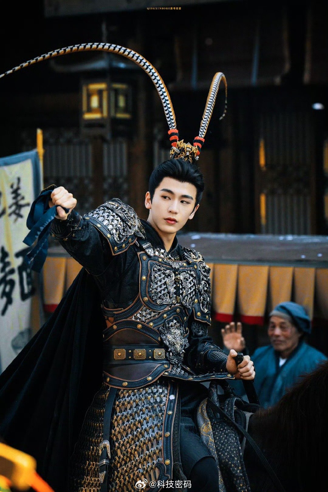 央视新闻夸了张凌赫雉鸡翎造型我老婆今天看张凌赫的视频流哈喇子…… 说逐玉真好看…