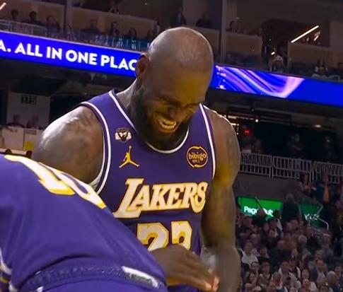 老詹小拇指受伤了，这大帽也太猛了
今天湖人客场挑战勇士。
目前湖人保持着领先优势