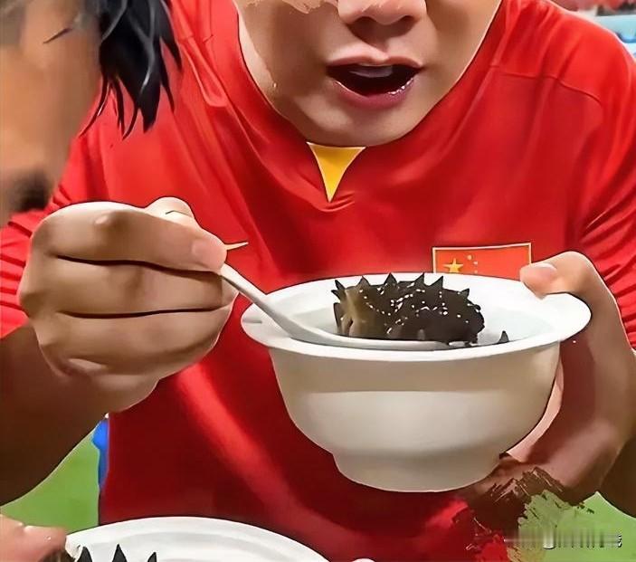 “难怪多年不进球，原来是一群富二代！”这句话像一记耳光，狠狠抽在中国足球的脸上