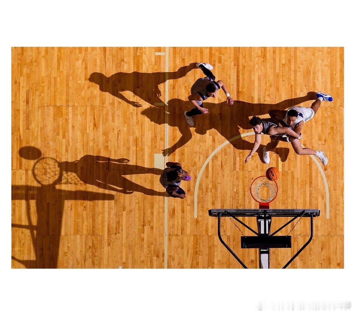 篮天下[超话] 大学篮球也有优秀的摄影作品~Images via ludeman