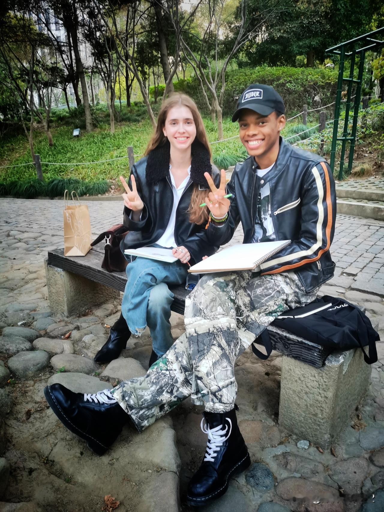 Meeting Two Foreigners
in the garden 

 