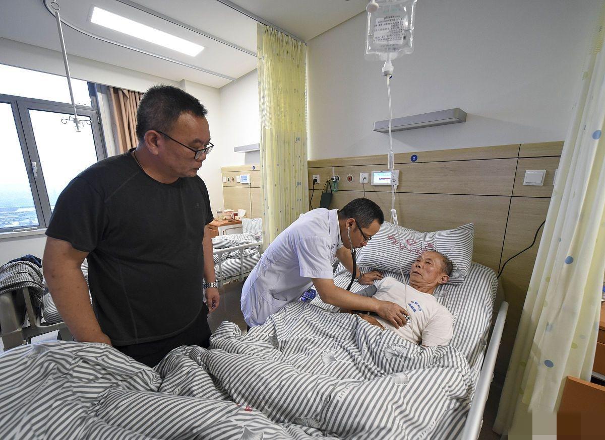 父亲又病了，住院的日子让人心力交瘁。真的好累。看着病床上的父亲，心里五味杂陈。病