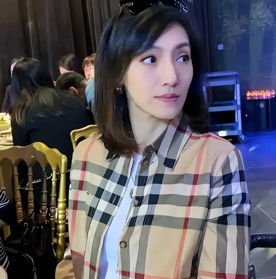 她被称为最美主持人，却突然5分钟内全身瘫痪，如今47岁独身一人 