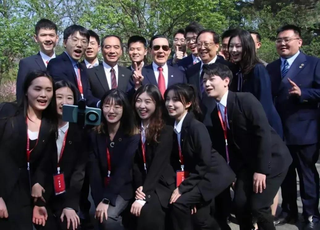 跟随马英九访陆的20名台湾青年“大九学堂”档案！
   马英九率20名“大九学堂