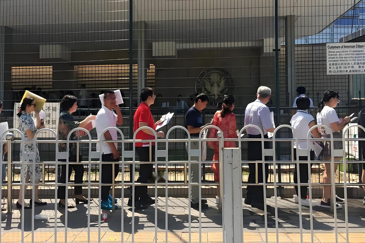 去美国留学，可以死心了
美国国务院声明将吊销部分中国学生签证，收紧审查尺度，提高