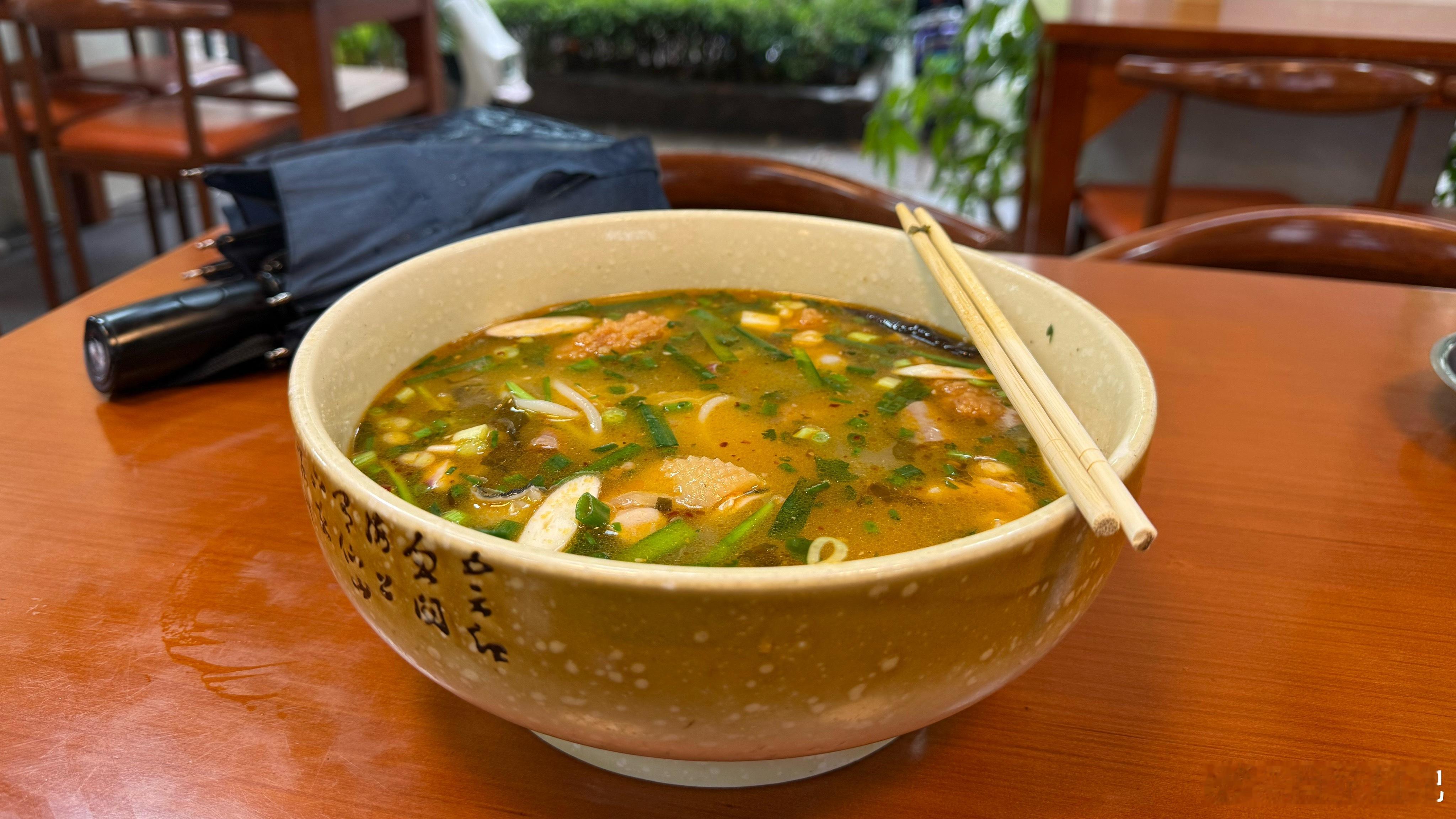 中午在西南宾馆附近吃了一碗建水过桥米线，十二块钱三个冒，十五块钱五个冒，二十块钱
