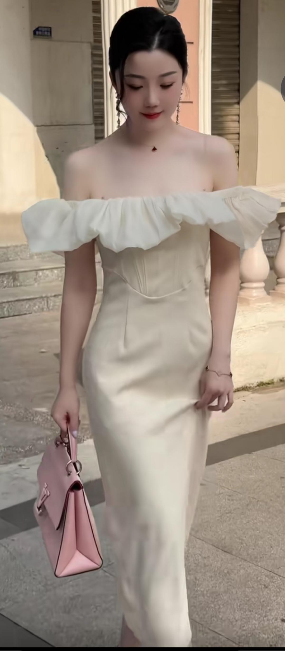 粉裙飘飘，步履生莲。