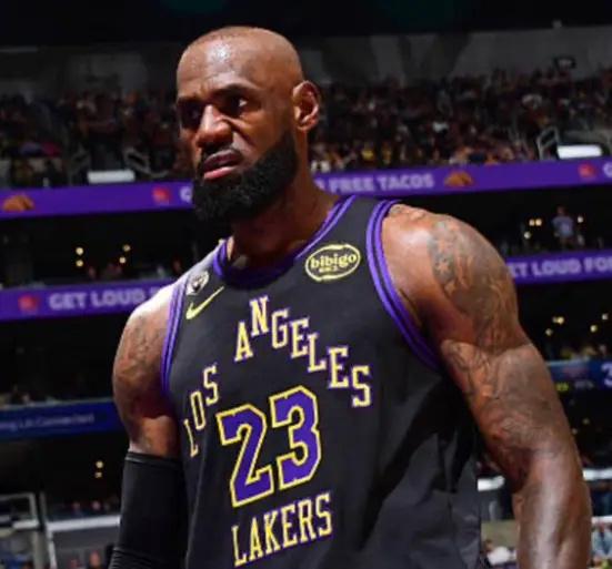 太夸张了！詹姆斯目前数据：
总得分：43111
总助攻：11884
总篮板：11