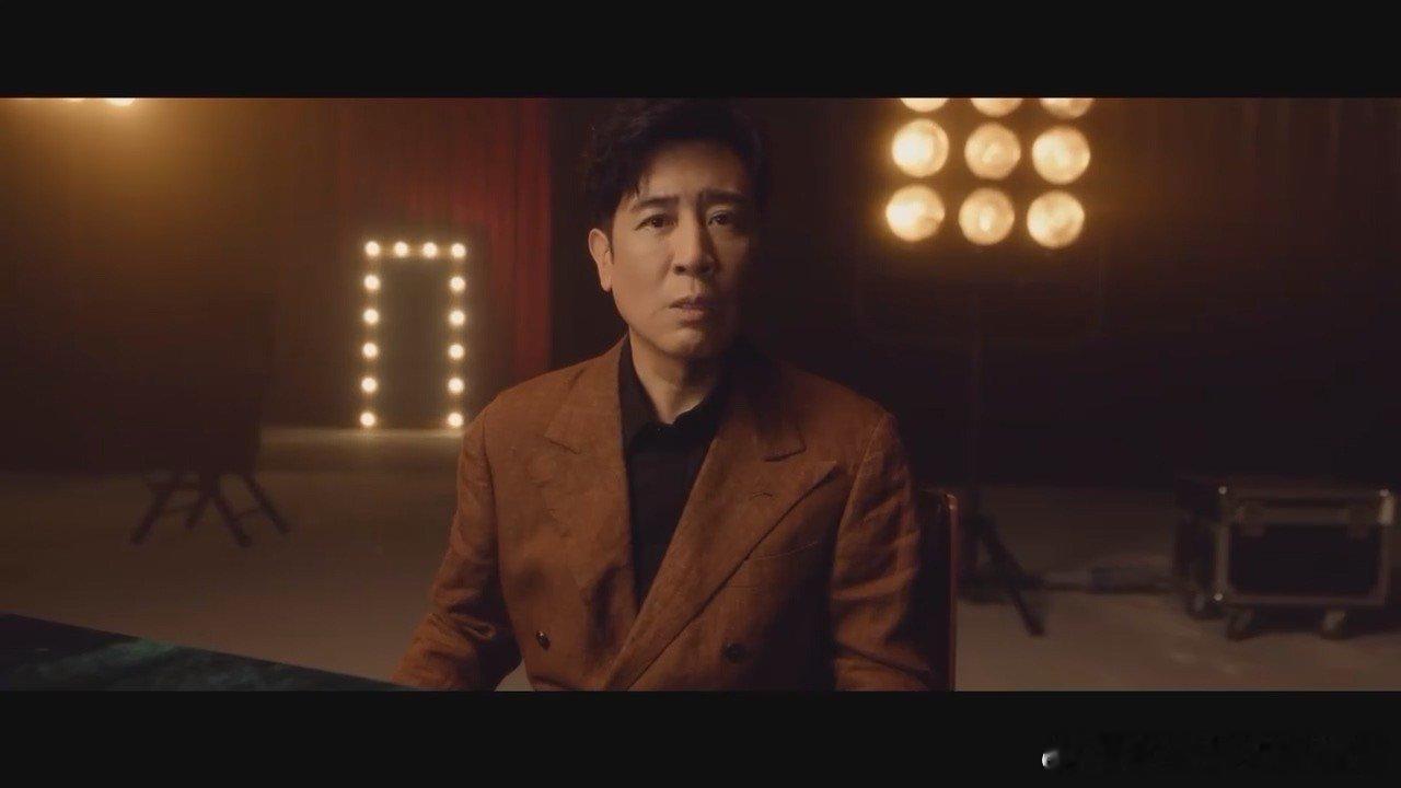 #于和伟看完华为三折叠眼神都变了# 在光影的舞台上，于和伟与三折叠共同演绎了一场