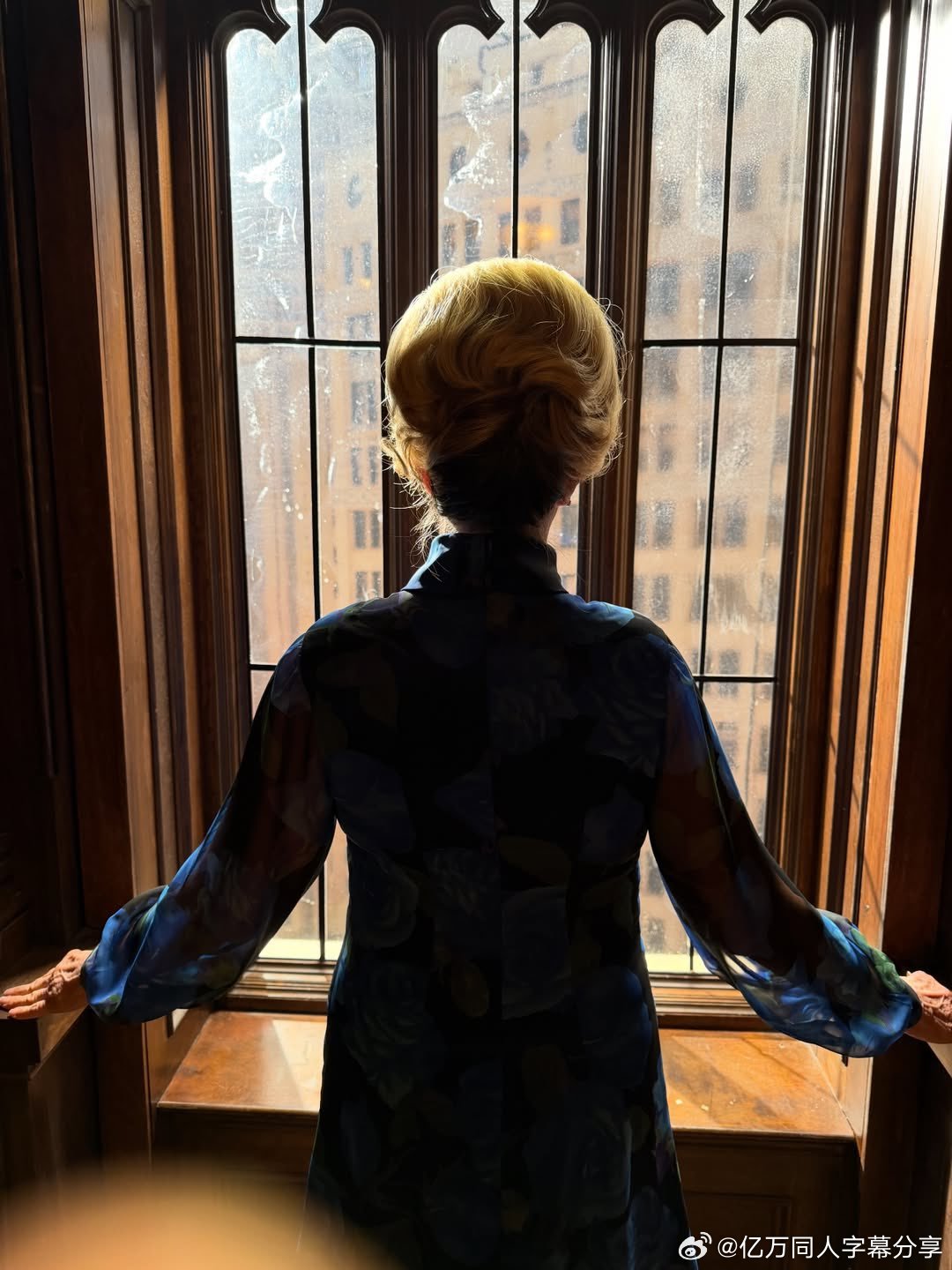 亿万同人字幕组  瑞恩·墨菲分享了《美国恐怖故事》第13季的片场首张剧照：“杰西