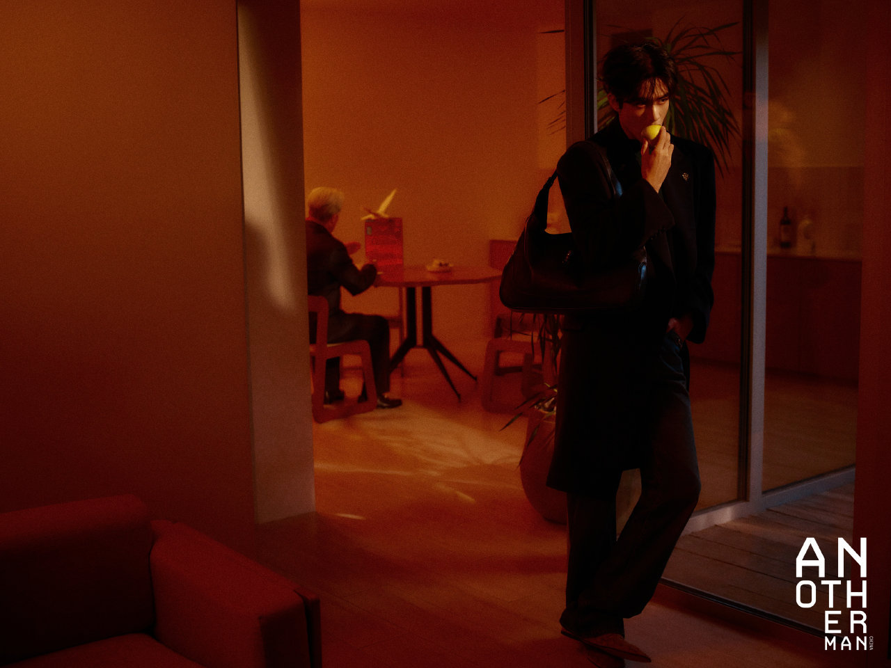 宋威龙穿Gucci迷人又危险Gucci品牌大使宋威龙身着全新“La Famigl