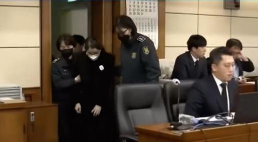 韩国总统是第一深情还是第一大怨种？
        不知不觉，韩国“紧急戒严”事