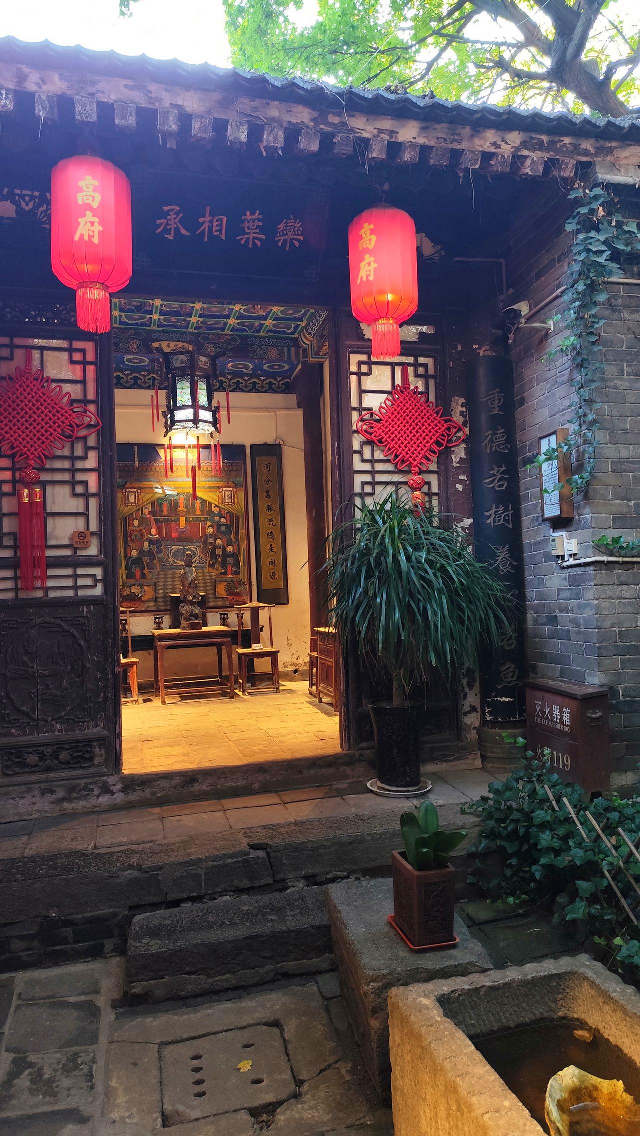 【回民街喧闹背后，藏着一座四百年榜眼府】每次路过回民街，总被吆喝声和美食香气裹挟