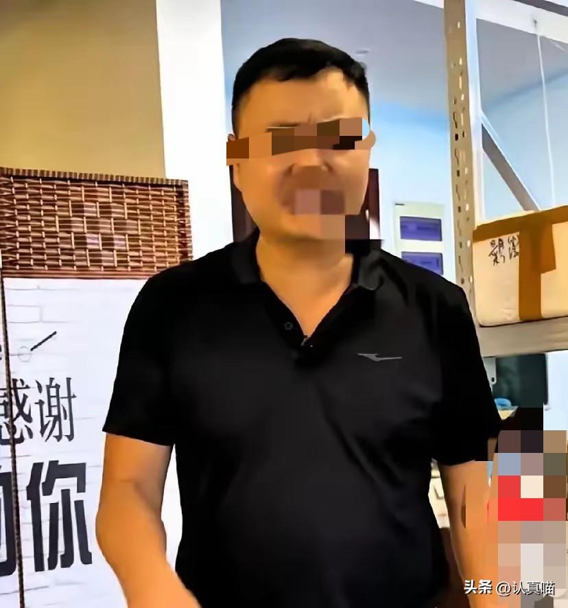 昆明民政局这场离婚争执，
看完实在让人感慨颇多。
丈夫收入稳定月入上万，妻子执意