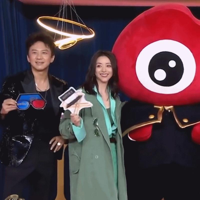 #黄小蕾红毯社交悍匪# ​ 黄小蕾在红毯上简直就是社交悍匪啊！看到她和其他明星互