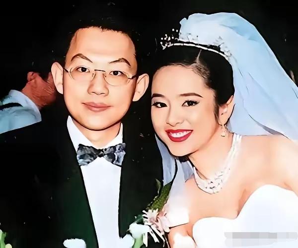 2000年，港星叶蕴仪的前夫公开说：“不是我不爱她了，我是逼不得已，生二胎完全是