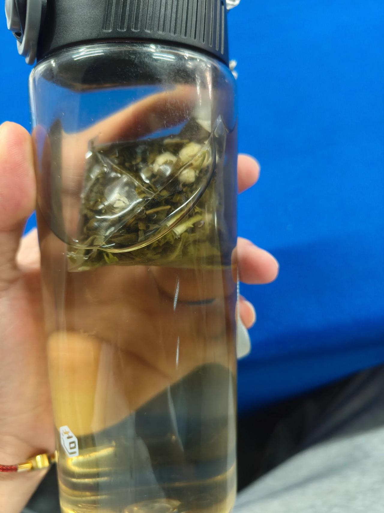 不见面感情会淡，不相处的人心会散
改天是缘分的尽头，下次是散场的开始
雨停了送伞