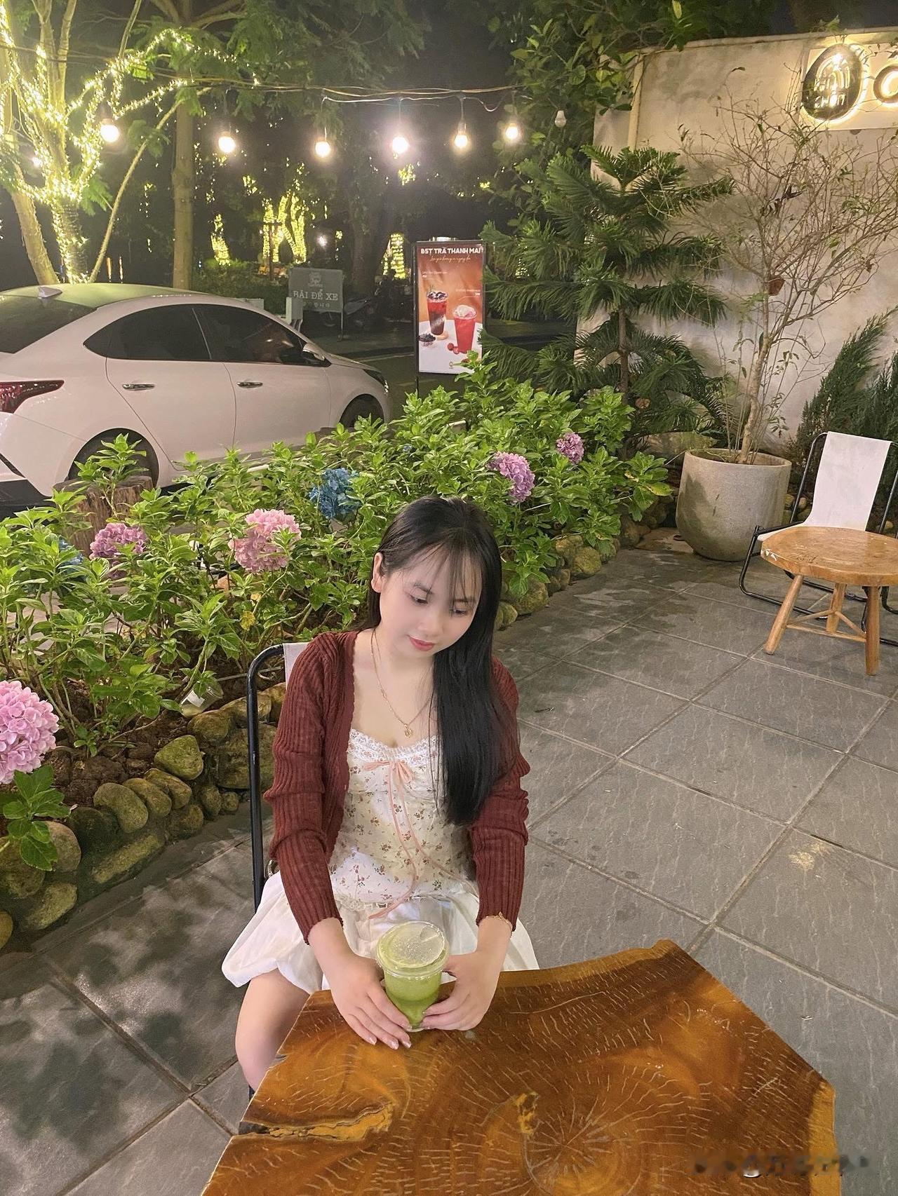 越南有着太多的诱惑
一不小心，就会坠入爱河
在越南，能接触到年轻漂亮的女孩
在国