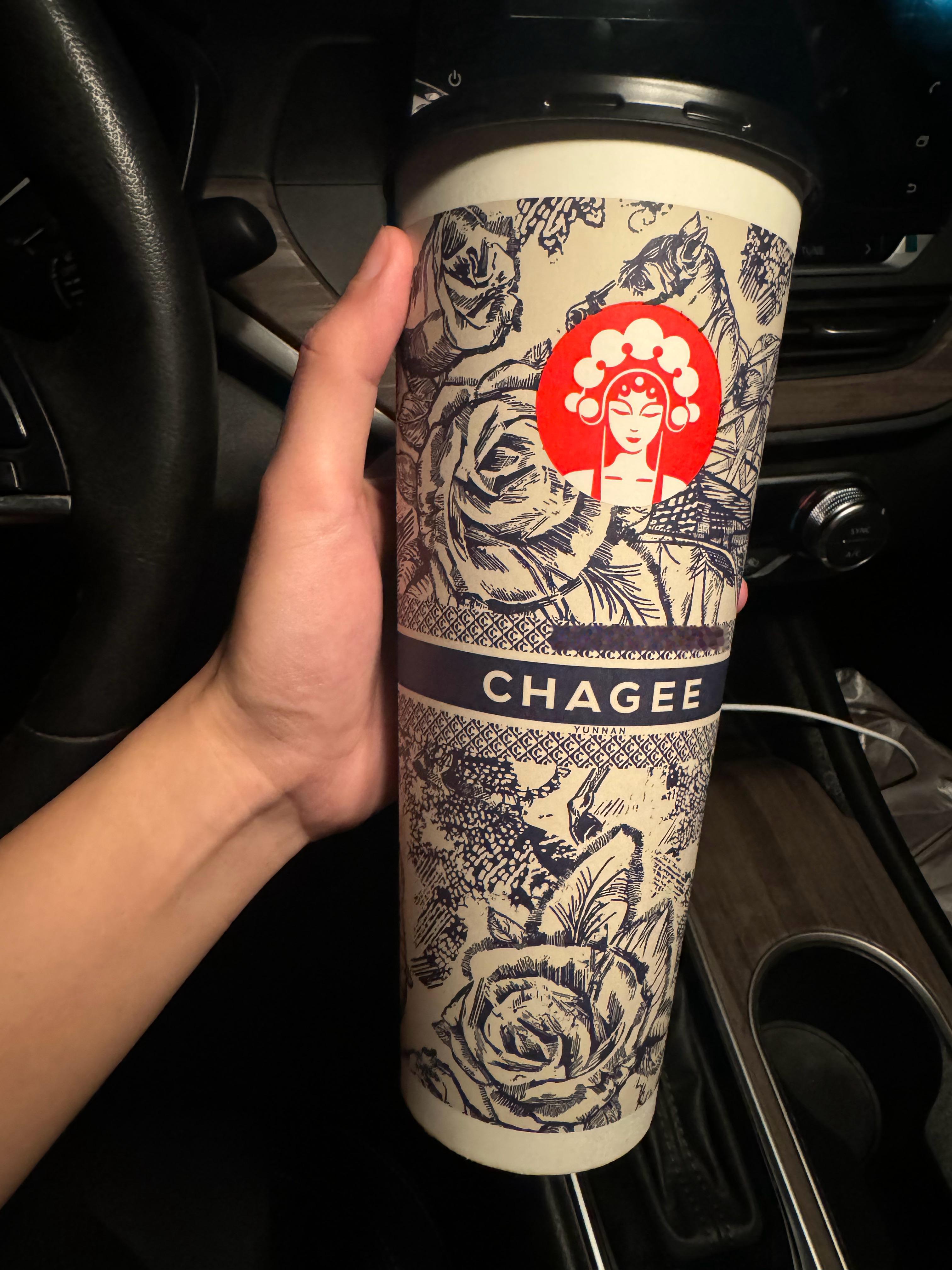 好家伙，该不会只有我刚知道霸王茶姬的大杯原来是这种大杯吧，底下一节是空的，我说怎