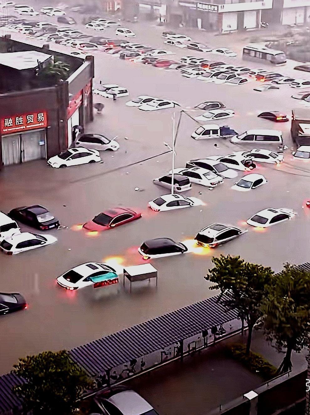 持续强绛雨，造成多车被淹 