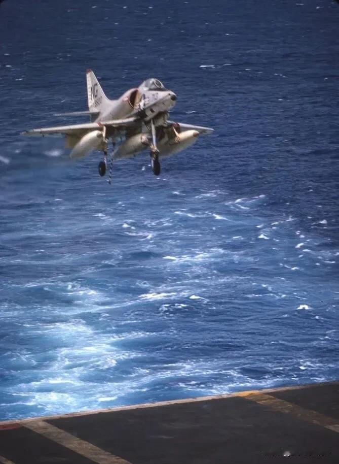 1969年，越南战争中，南中国海，美国海军“小鹰”号航母上第9舰载航空联队的一架