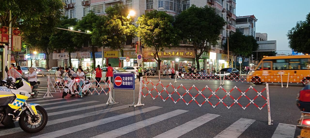 漳州市——长泰区文昌东路街道十字路口。执勤任务：一个交警、四个志愿者协管员站在街