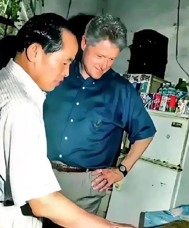 1998年，克林顿访问中国，有一天他无意中走进一家小卖铺，看到老板还在使用算盘算