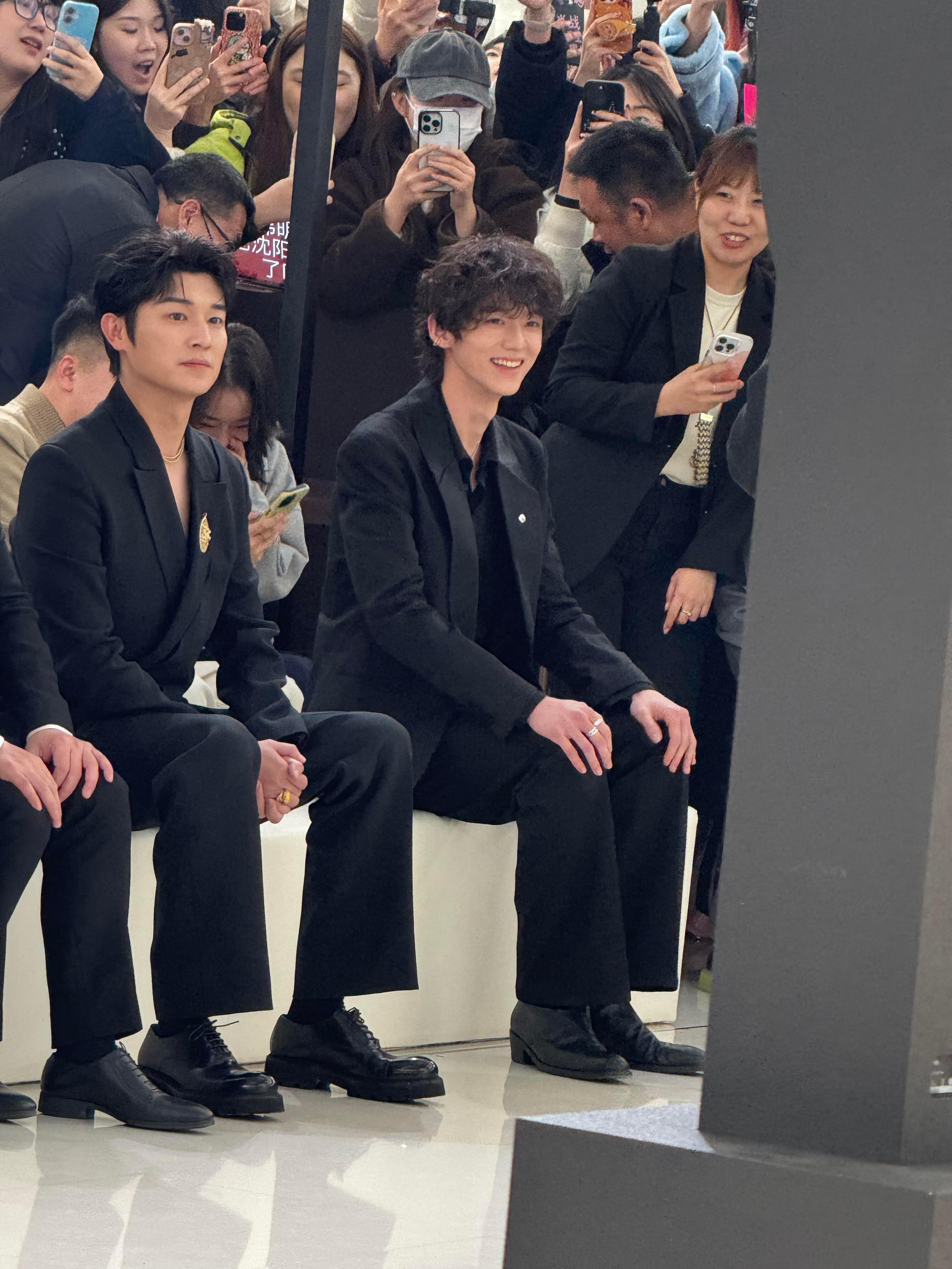 赖伟明沈阳线下活动生图，小卷毛造型太帅了！完全是统治区这是真的好一张下镜脸，本人