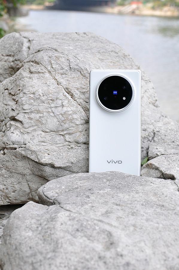 华为、三星、OPPO、小米、荣耀、vivo是2025年折叠屏市场的主要竞争品牌，