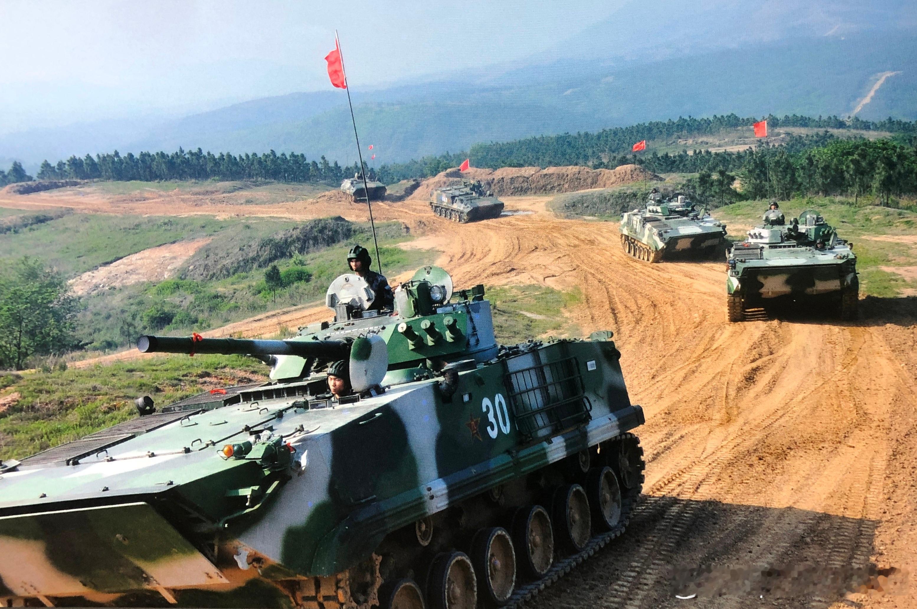 2012年7月南京军区某装甲团在复杂陌生地域组织部队进行科目演练，这是步兵战车纵