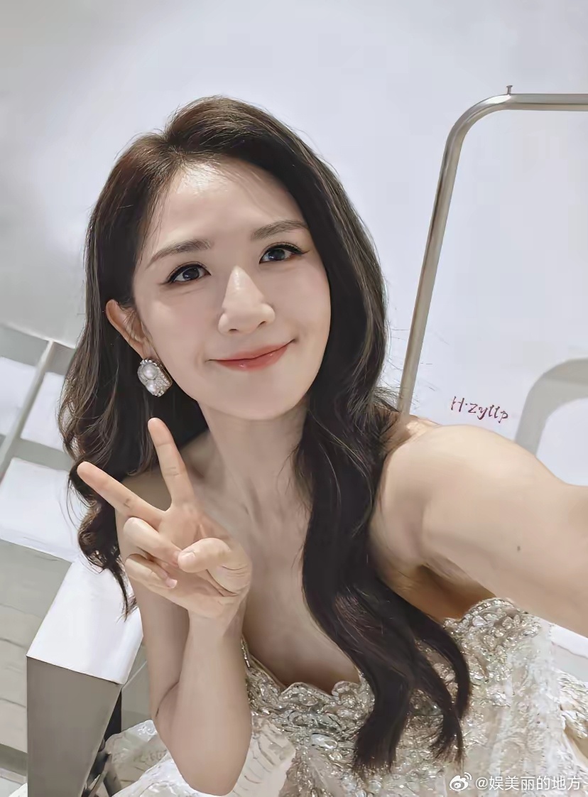 谢娜以后不会开演唱会了她给自己标注演员和主持人唯独没有了歌手这一项，看来她是听劝