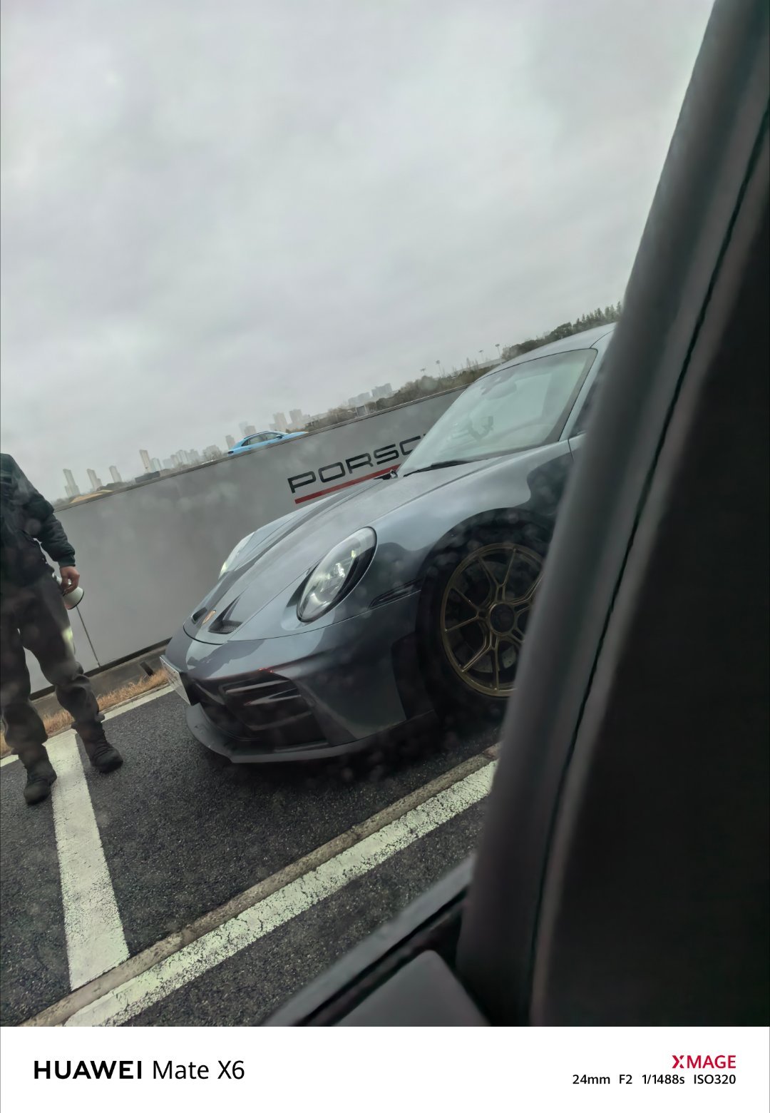 今天开保时捷上赛道上来就是Panamera Turbo一会还能体验911 GT3