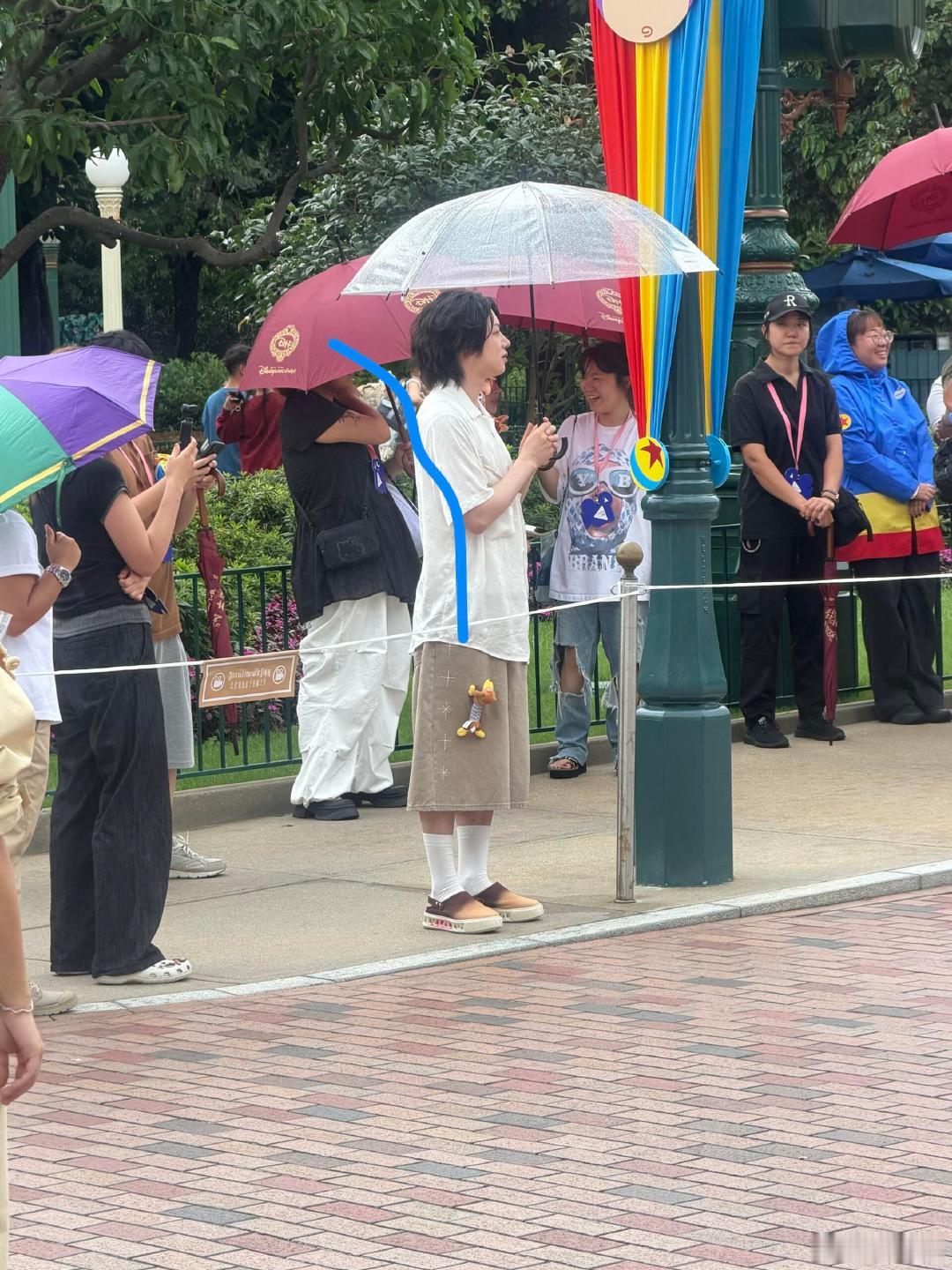 网友香港迪士尼偶遇金希澈 网友香港迪士尼偶遇金希澈，好幸运啊！ 金希澈去香港迪士