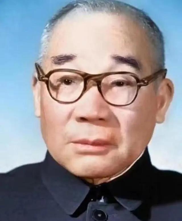 1958年，马寅初向毛主席提议说：“最好实行晚婚晚育、节制生育！”谁知，毛主席直
