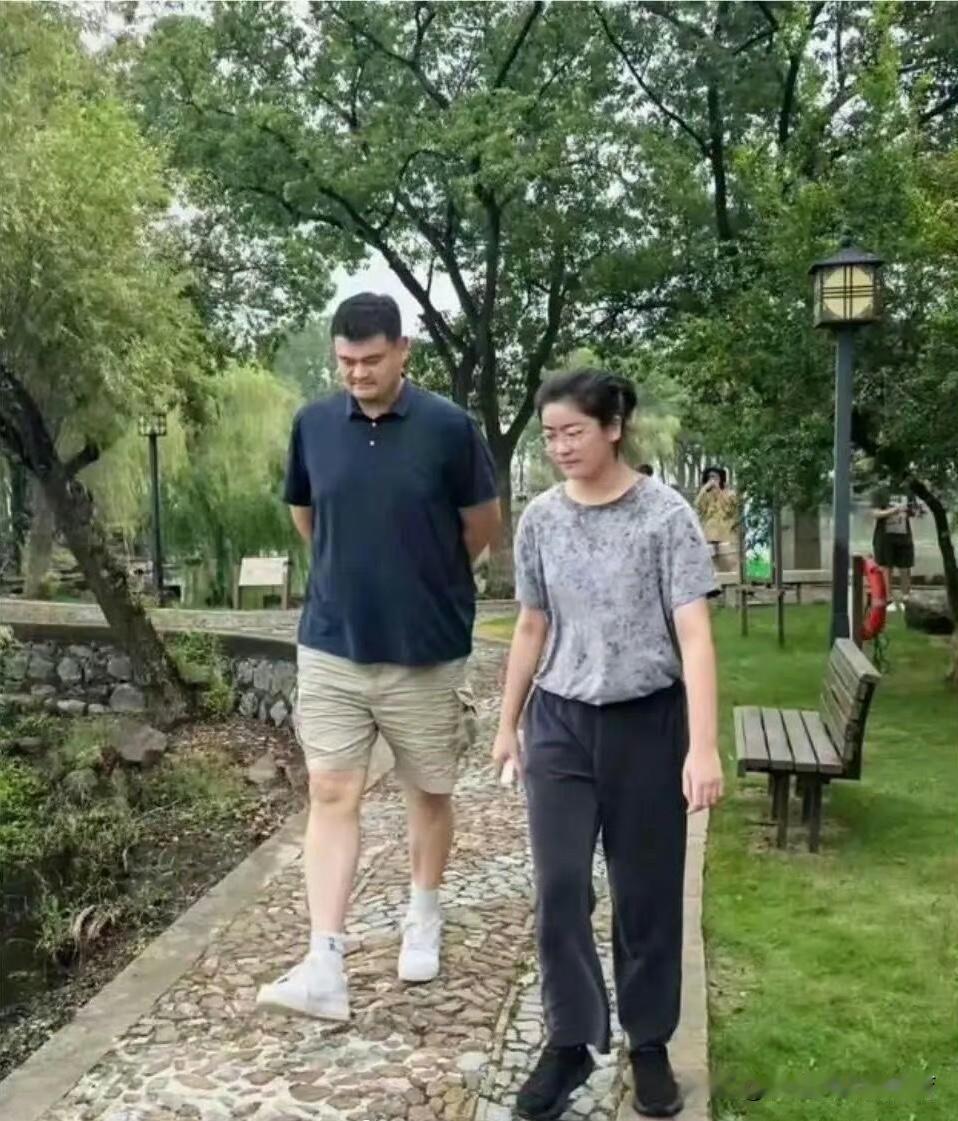 姚明与女儿姚沁蕾‌一起散步。
姚明是2米26。
大家目测一下，姚沁蕾‌有多高？
