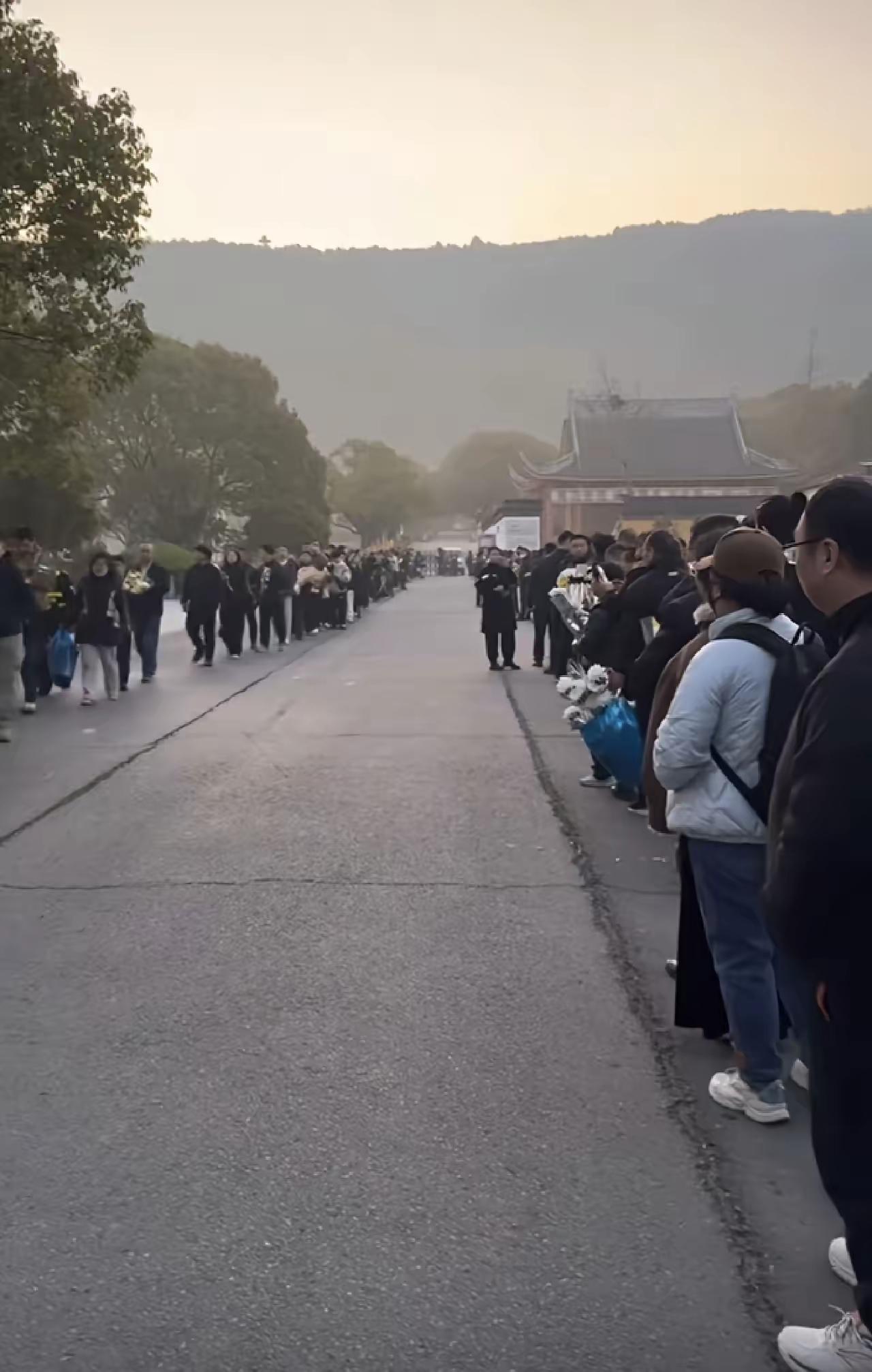 来现场送张雪峰老师的人特别多，都排到了马路边上！
记得上一个能让民众这么自发排队