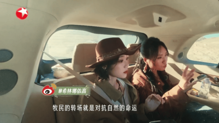 写歌的活李雪琴顺手就办了从“离别是世界上第二浪漫的事”到现在写歌，她总能用文字抓