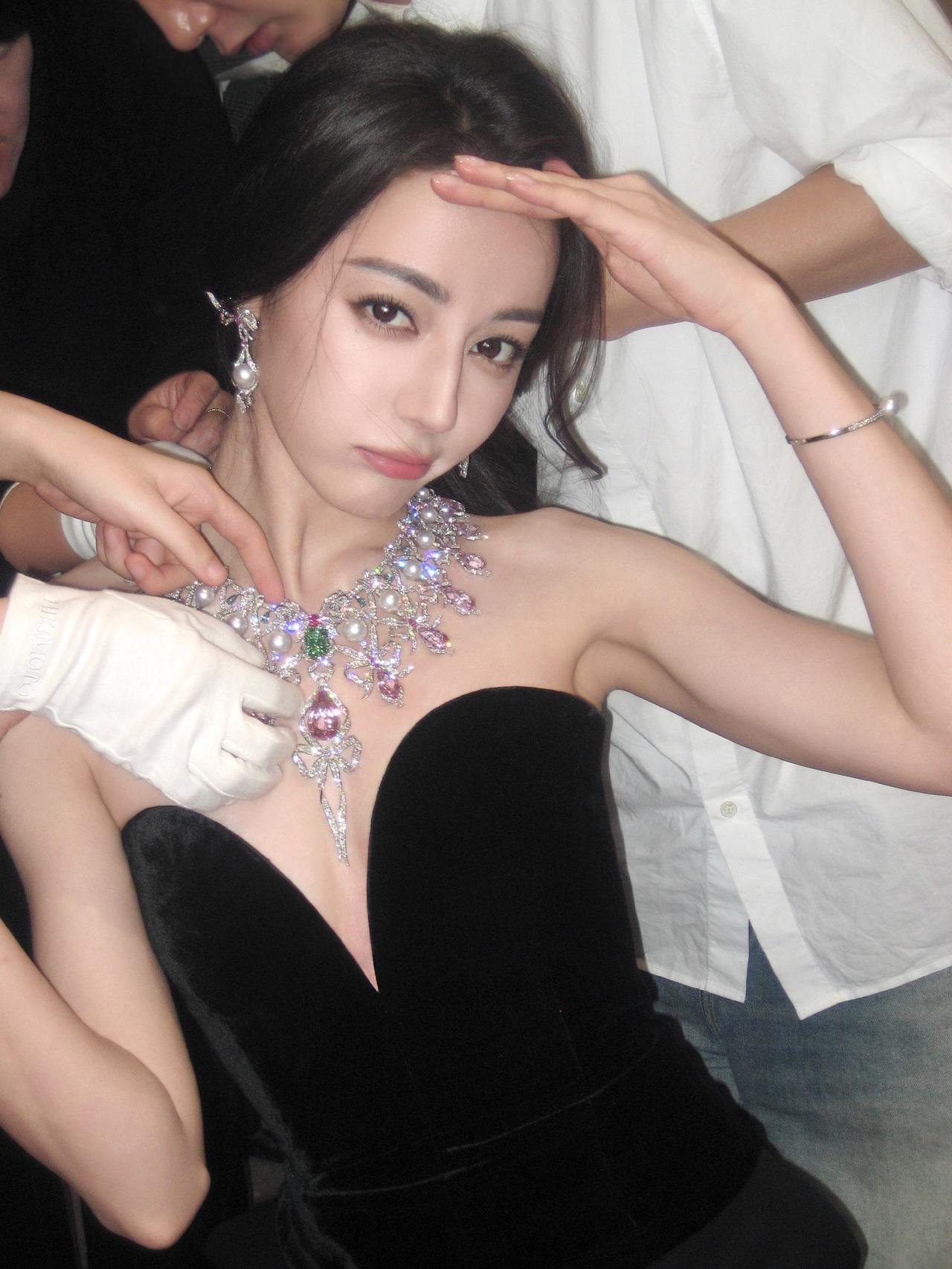 热巴新团队太给力了！

这波宣发操作太会玩了吧？

家人们，迪丽热巴这波操作真的