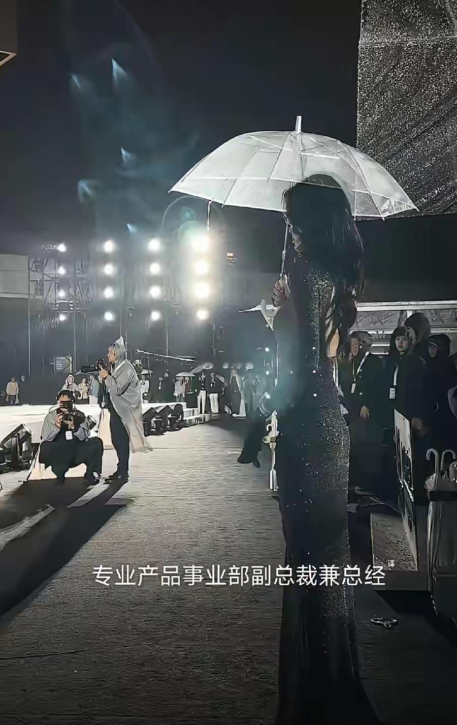 难怪奚梦瑶可以在赌王家族站稳脚跟，一个收伞的小细节尽显高情商 