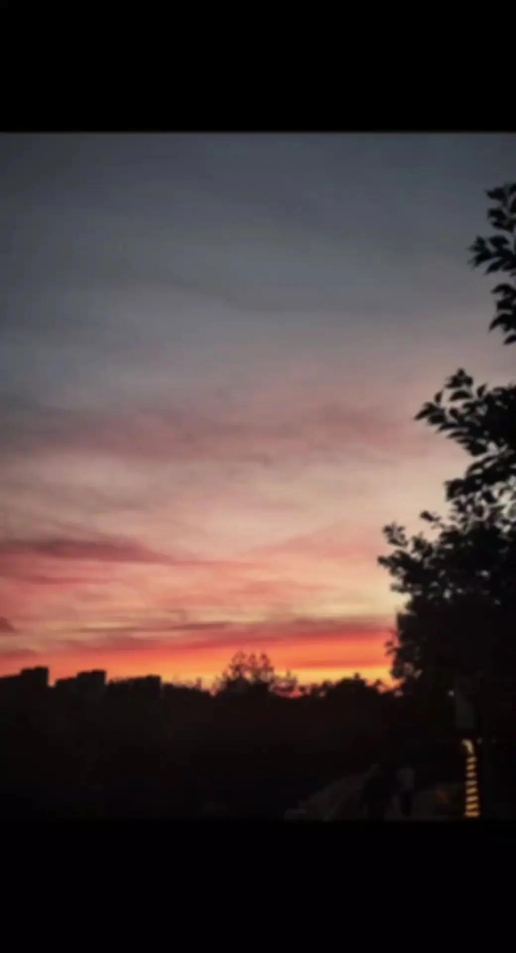 天南地北，我们再也回不去了。城市日暮 夕阳下路