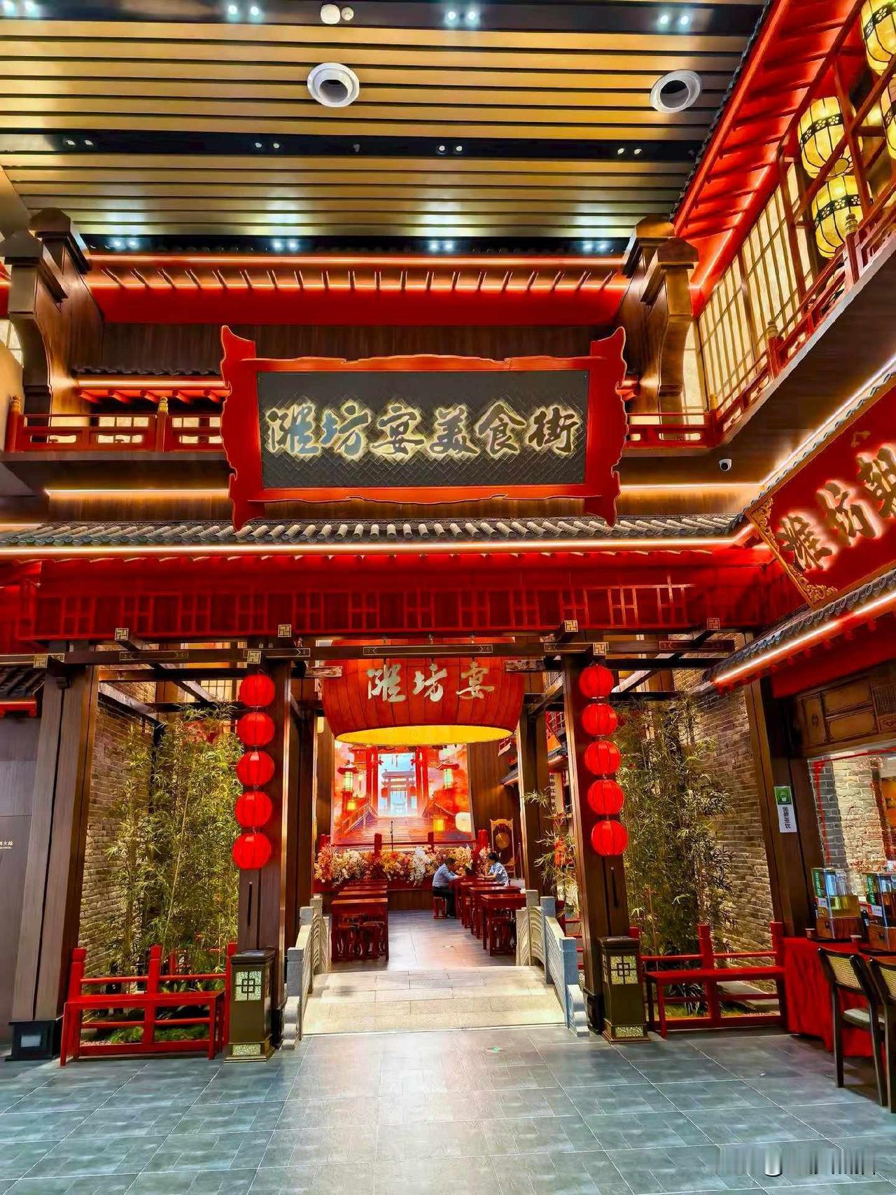 旅途中途驻足潍坊服务区，烟火氤氲的美食城太治愈，
肉火烧、朝天锅、临朐羊汤一站式