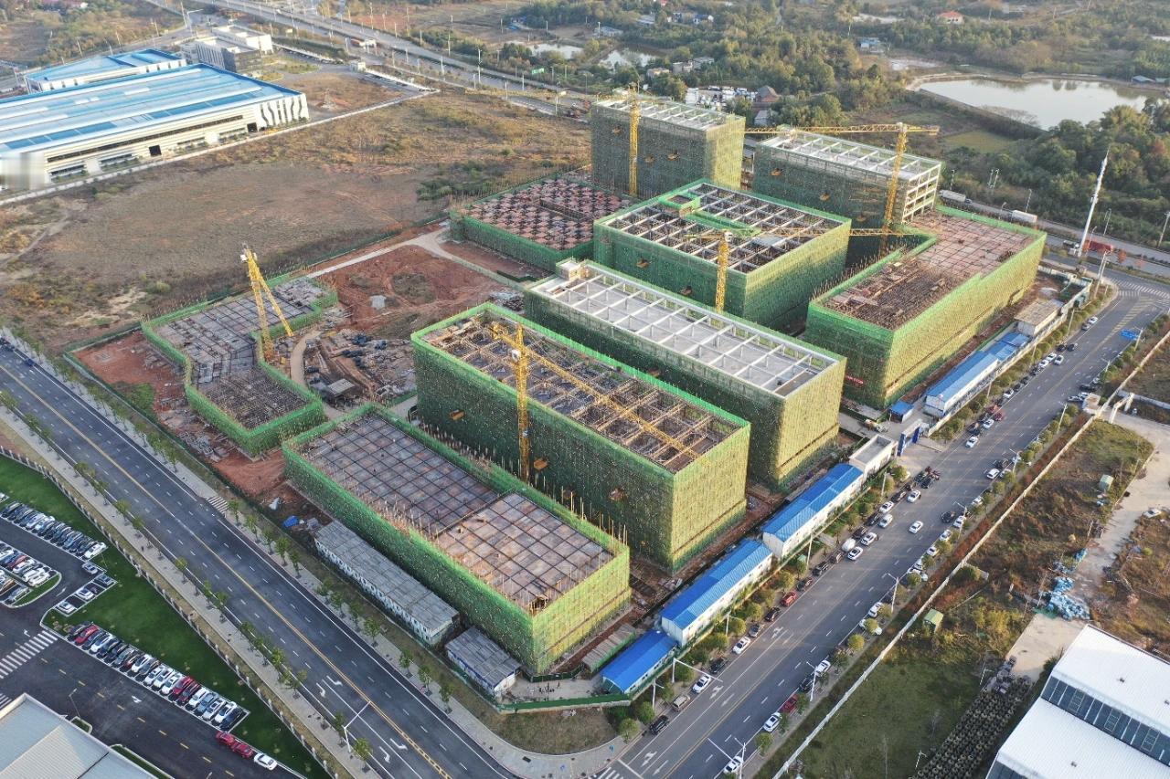 浏阳经开区的生物医药产业再添重磅项目！湖南恒实达医疗科技综合生产基地建设现场，塔