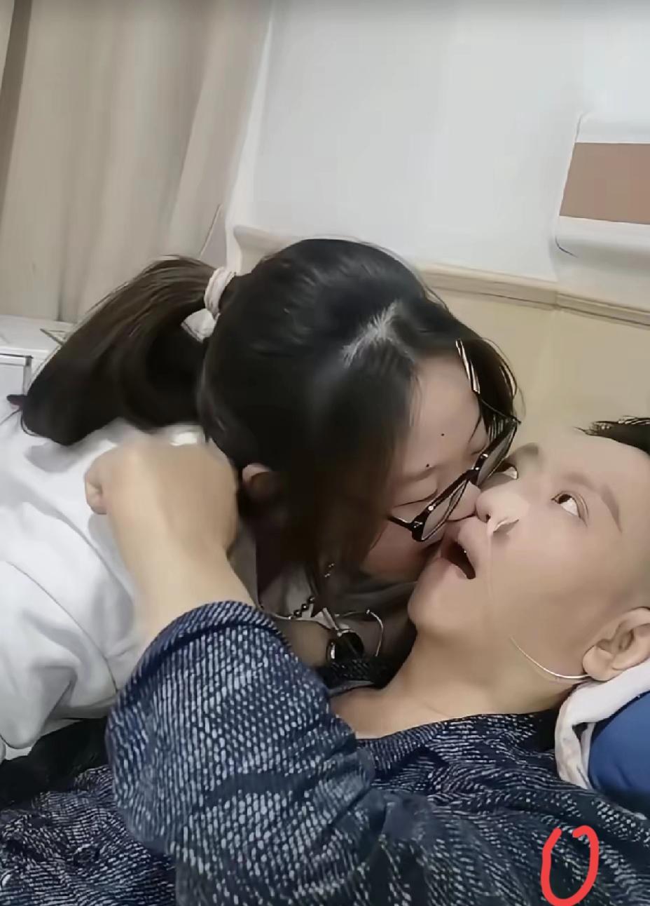 无锡病房里女孩咬爸爸脸、拉爸爸手的举动，看一眼就忍不住鼻酸，这哪是“折腾”，分明