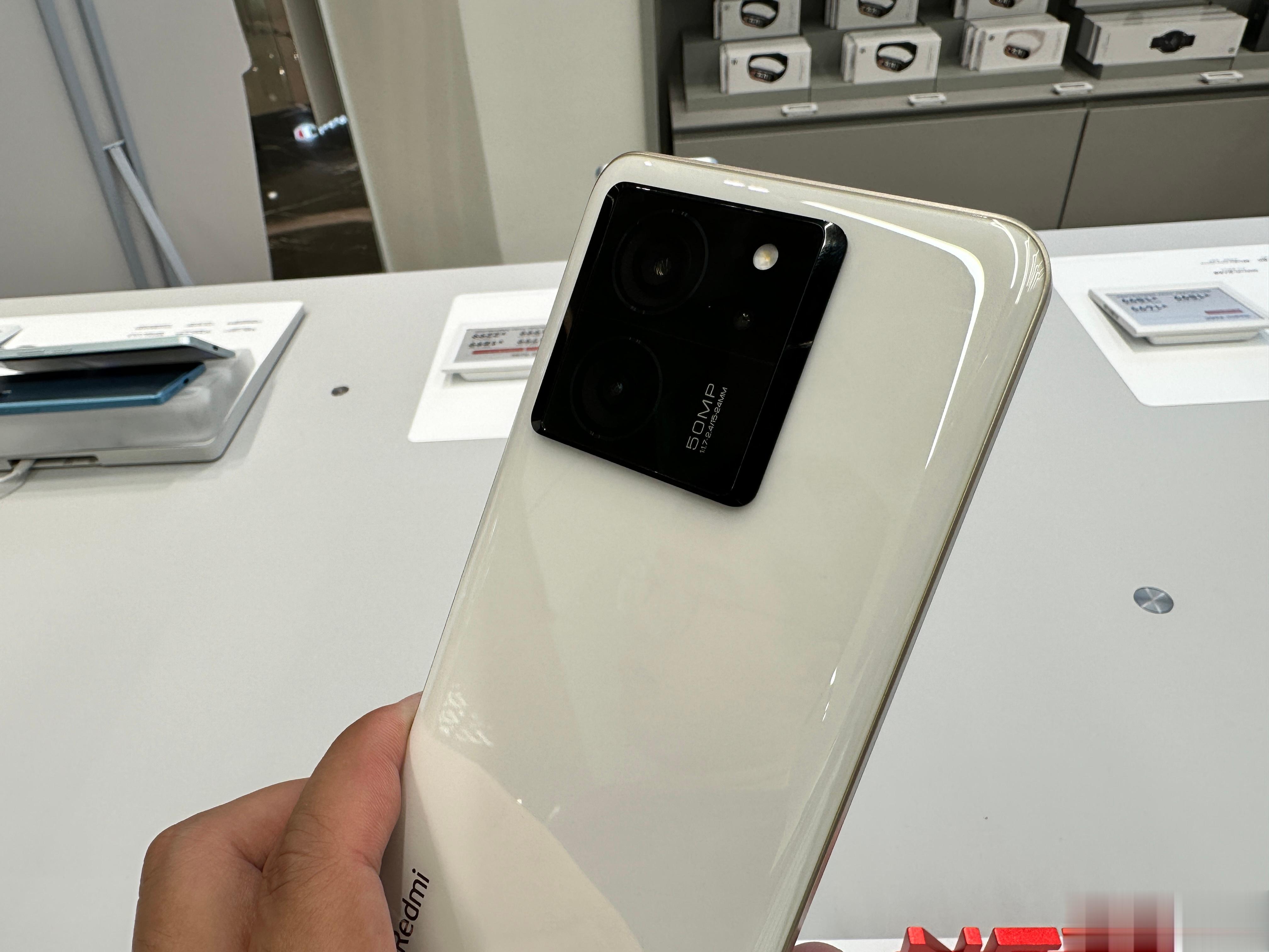 昨天路过小米之家，看了一下Redmi K60至尊版，大家感觉怎么样？ ​​​