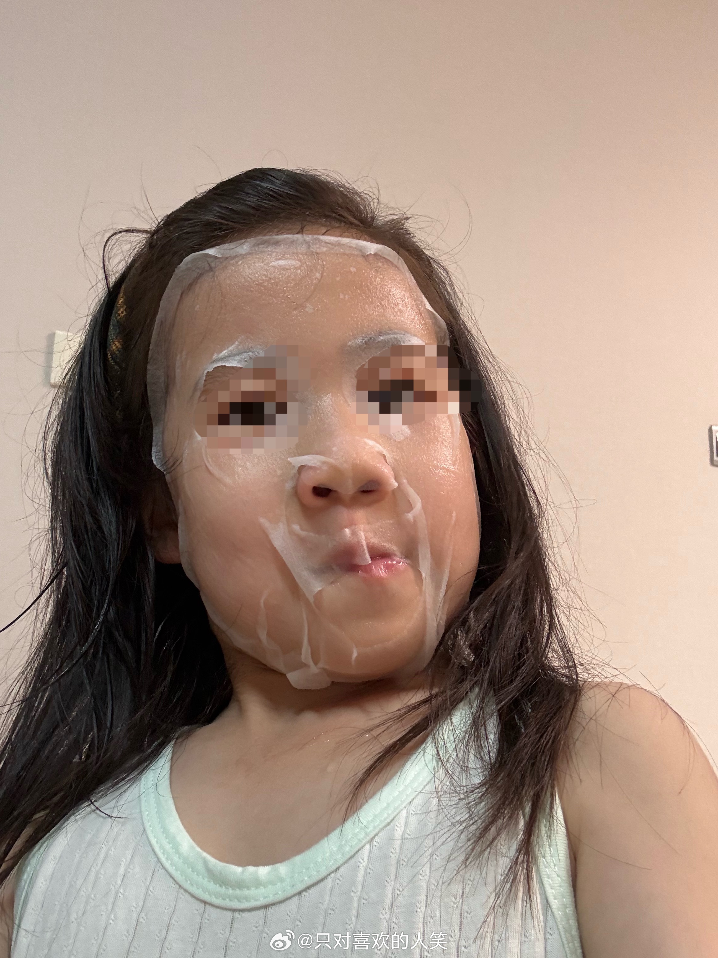 我也没说不让她敷……趁我进厕所的功夫，麻溜的给自己敷上了，还带一张自拍月月的世界