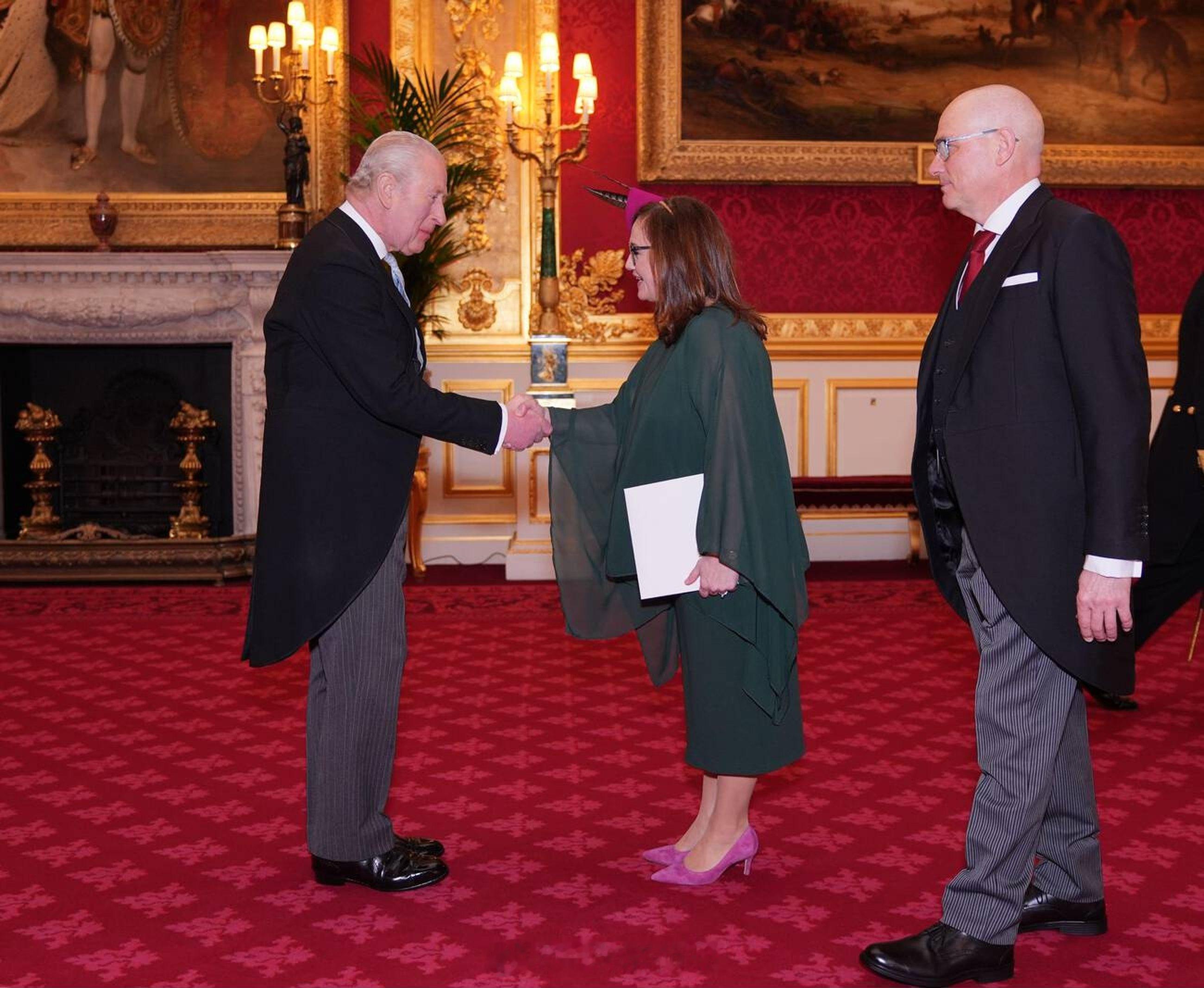 英国王室  今天查尔斯三世在伦敦圣詹姆斯宫分别接见肯尼亚高级专员🇰🇪Maur