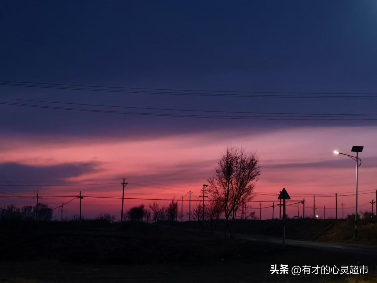 回家路上偶遇绝美的晚霞，忍不住停下脚步定格。黛色天幕打底，云霞晕开层层粉紫与橘红