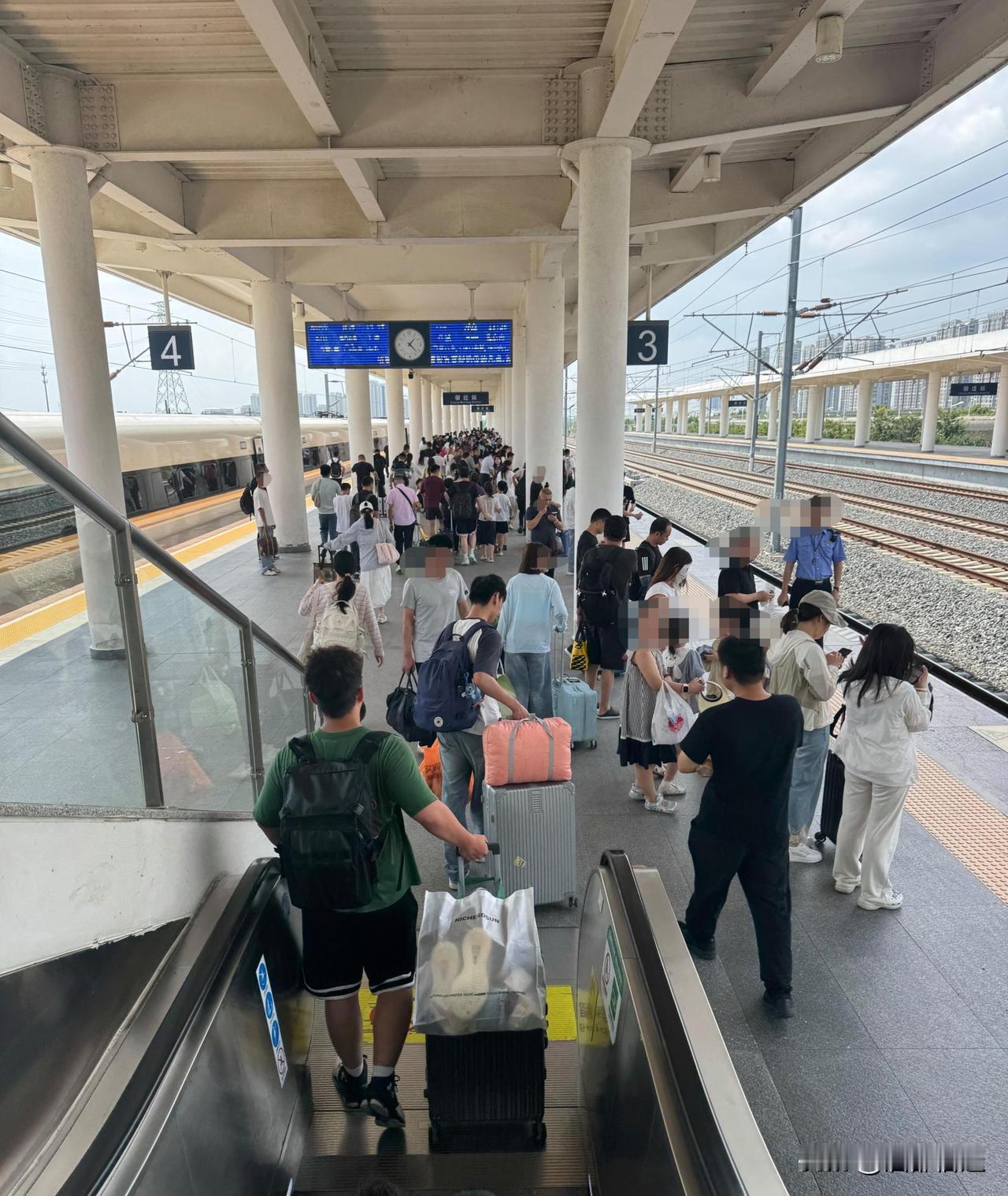网络上不时流传着宿迁站客流稀少、快要“倒闭”的说法，而这张现场照片便是最有力的反