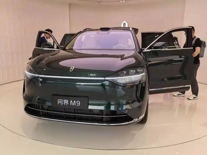 华为问界M5与M7的比较：

1. 定位与空间：M5是中型5座SUV，溜背造型动