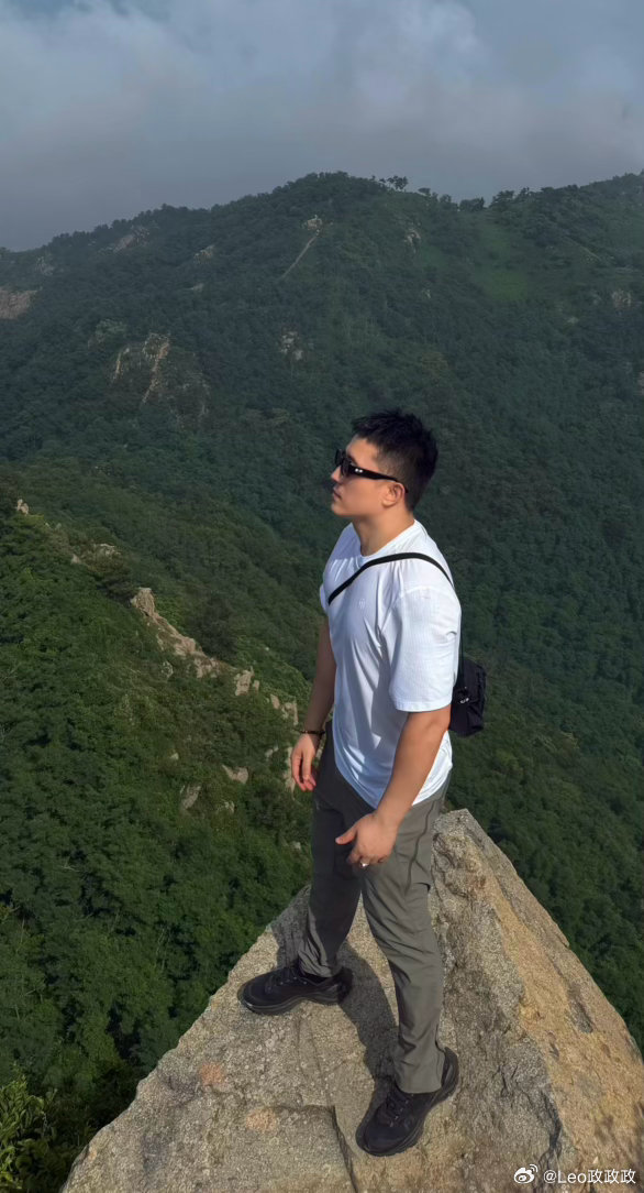 毛衣 卫衣 羽绒服都准备好了，感觉距离中央气象台发布冷空气来临不远了。 ​​​
